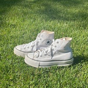 Women’s size 7 White Platform Converse!!! 🤍🤍🤍🤍